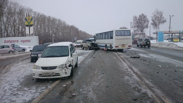Автомобиль влетел в пассажирский автобус под Новосибирском